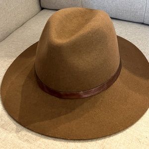 Brown basic rimmed hat